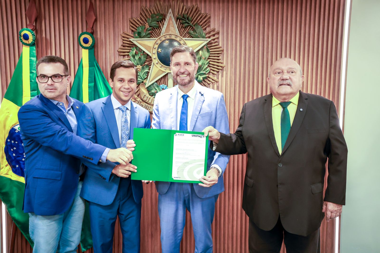 Presidente Romeu Aldigueri, deputados Simão Pedro e Fernando Hugo (nas extremidades), ao lado do presidente da Câmara de Juazeiro do Norte, Felipe Vasques. - Foto: Júnior Pio}
